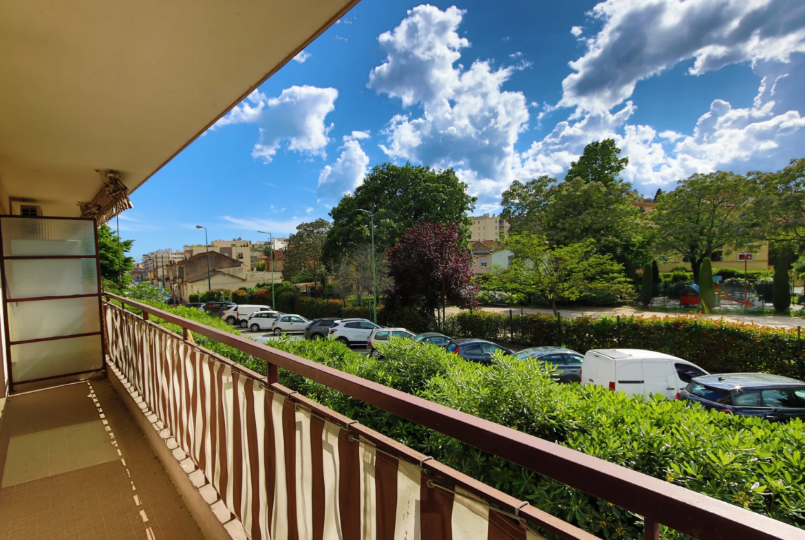 Appartement 3 pièces avec balcon et vue sur parc au Cannet 