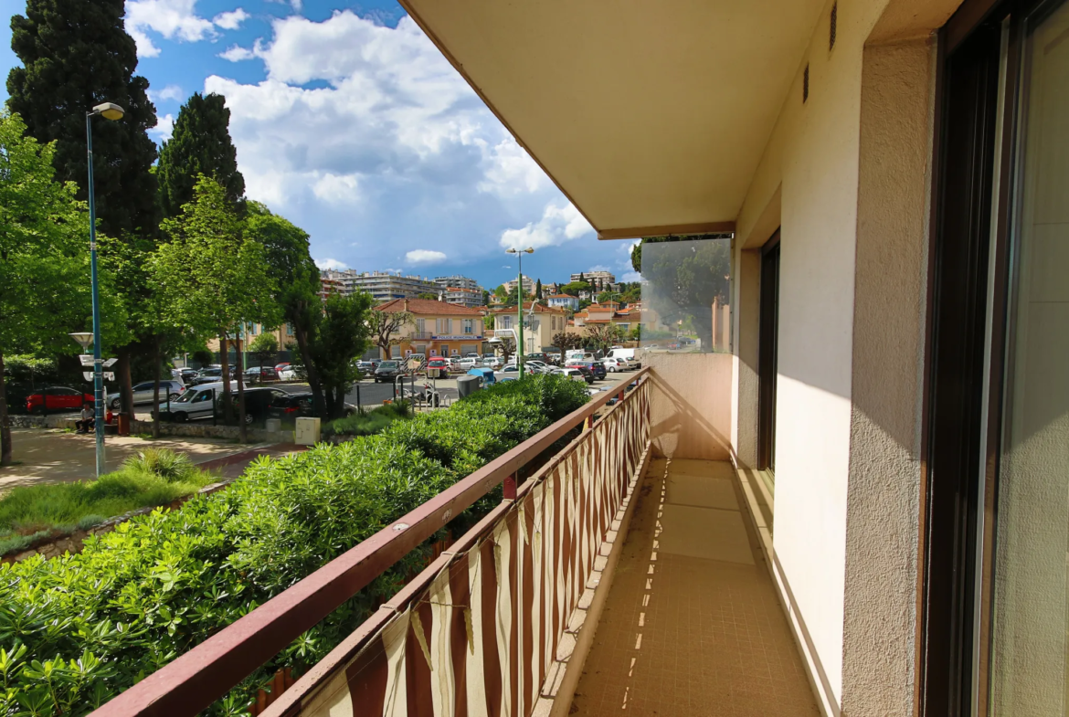 Appartement 3 pièces avec balcon et vue sur parc au Cannet 