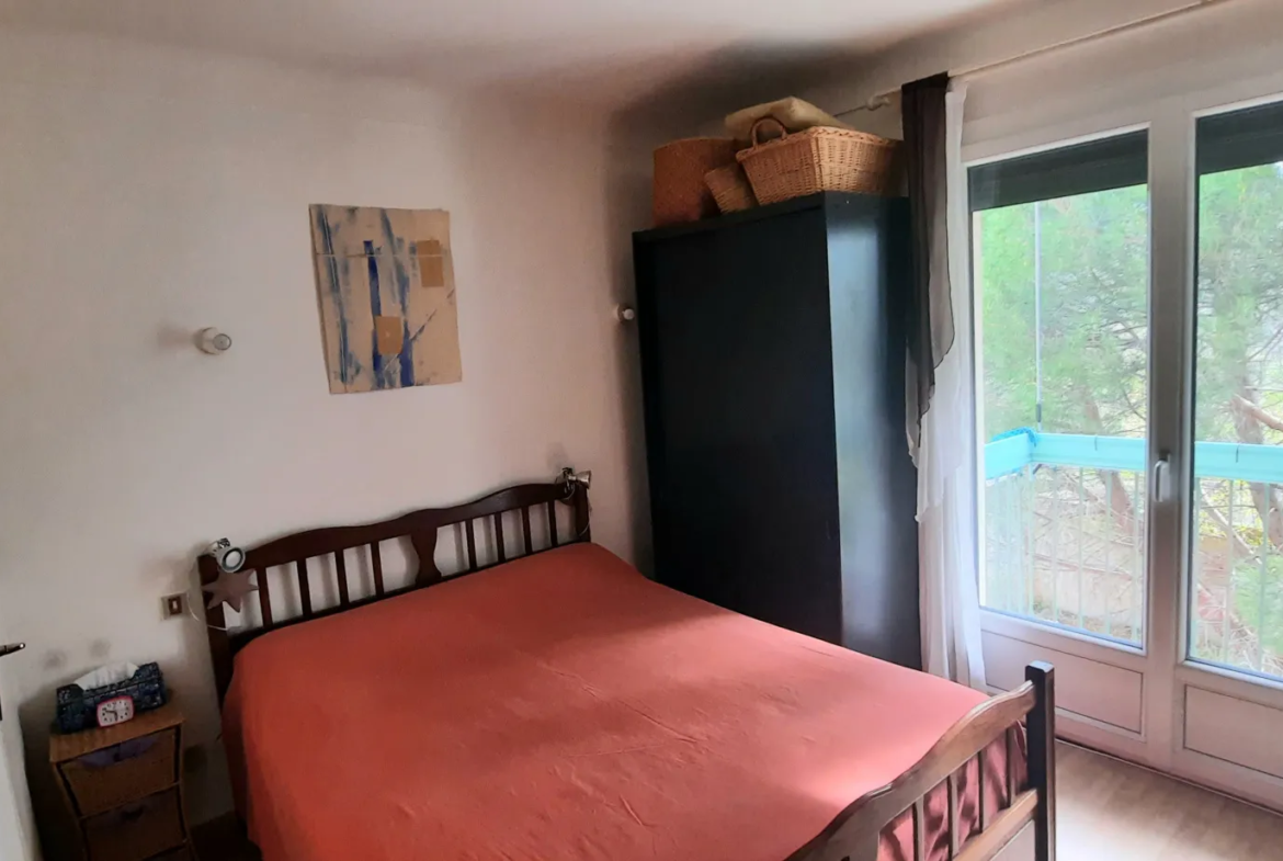 Appartement F3 à vendre à Céret, avec garage et balcon 