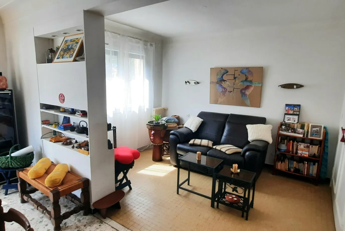 Appartement F3 à vendre à Céret, avec garage et balcon 