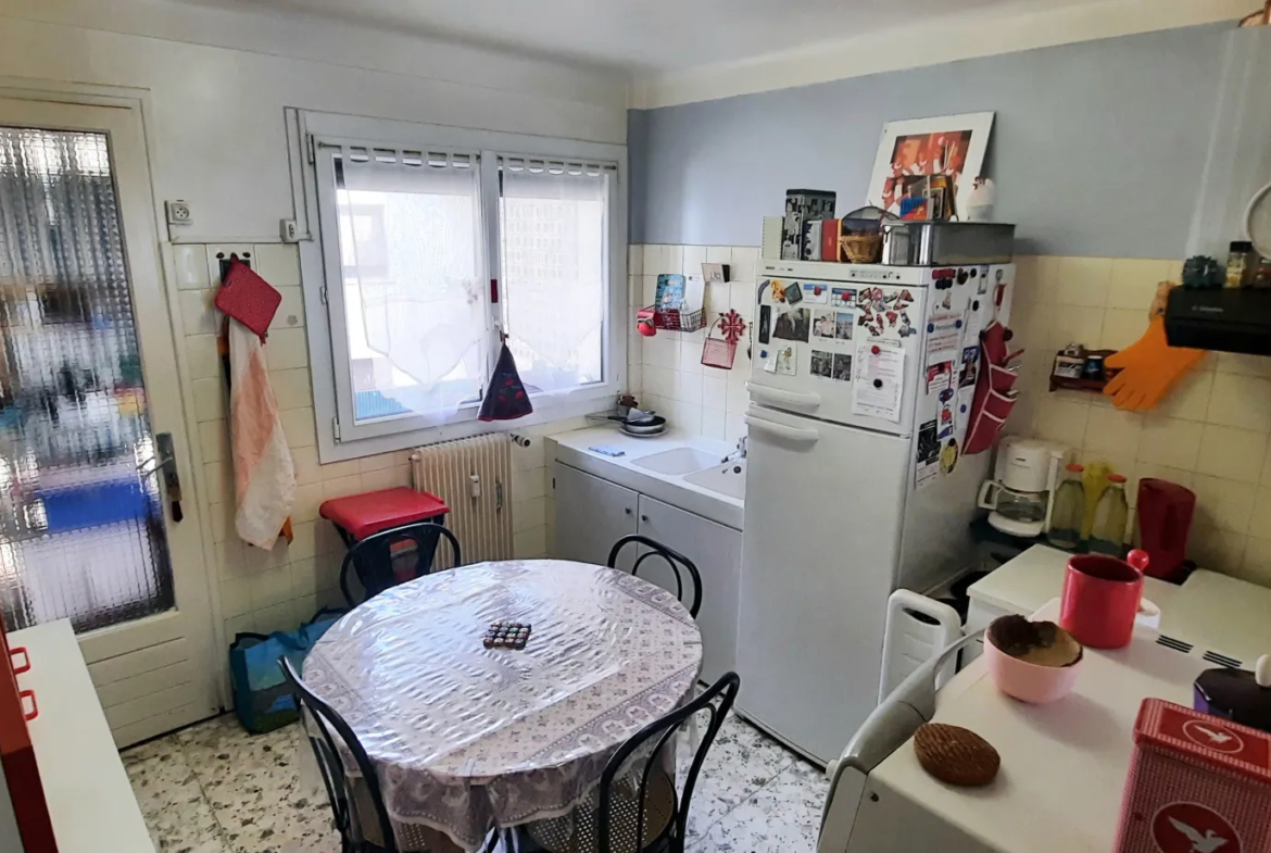 Appartement F3 à vendre à Céret, avec garage et balcon 