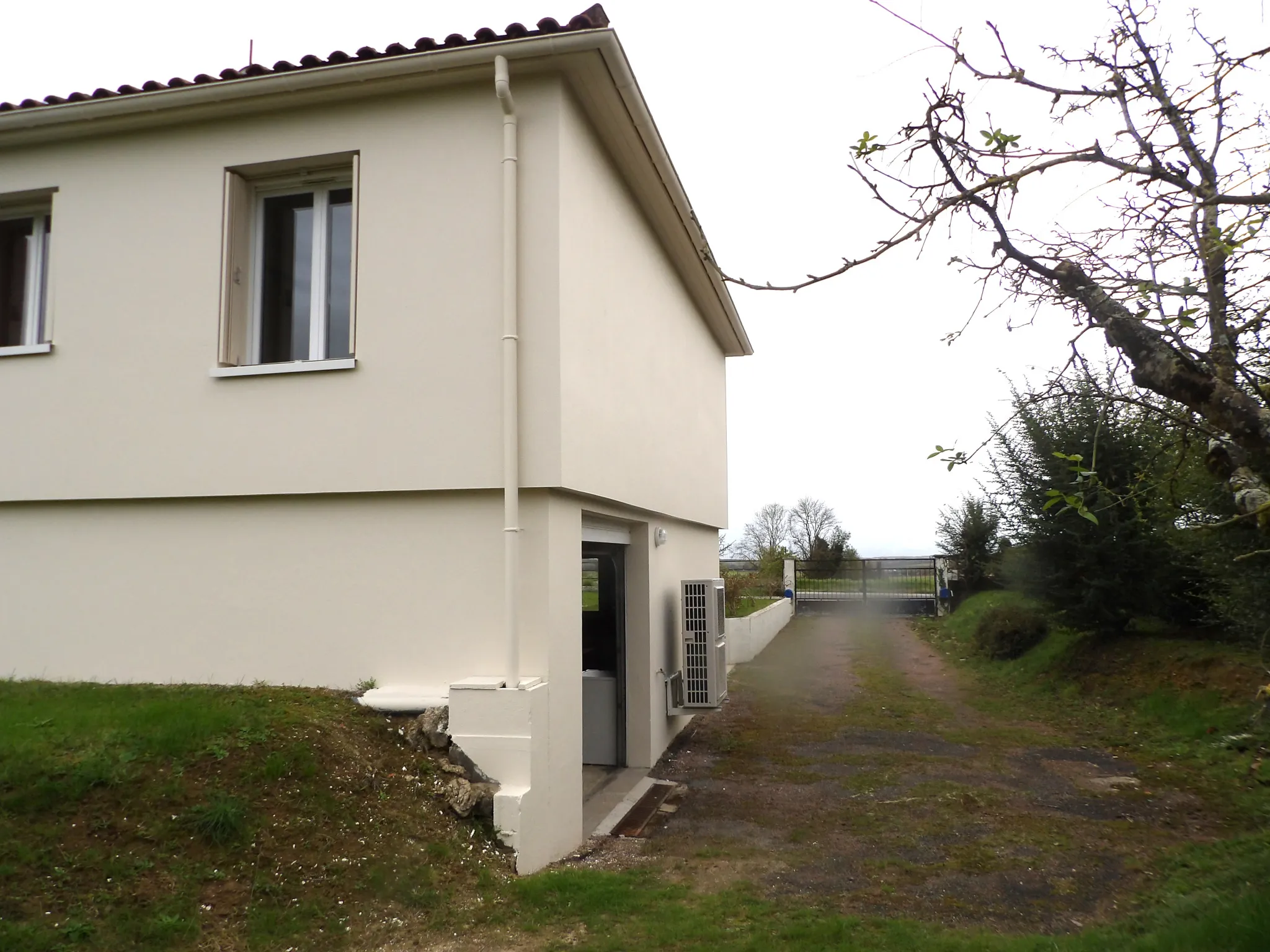 Pavillon sur sous-sol avec grand jardin à Saint-Savinien 