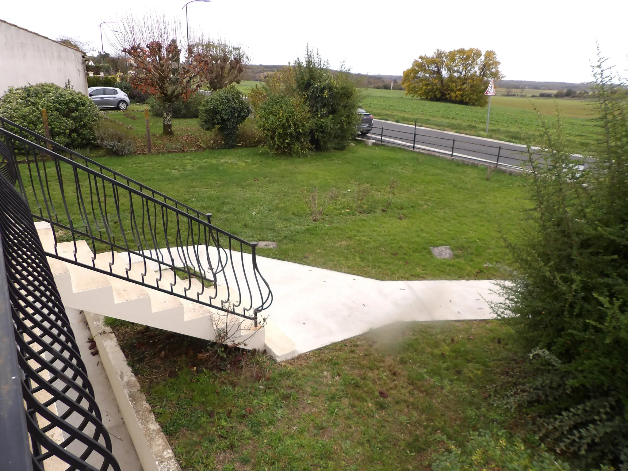 Pavillon sur sous-sol avec grand jardin à Saint-Savinien 