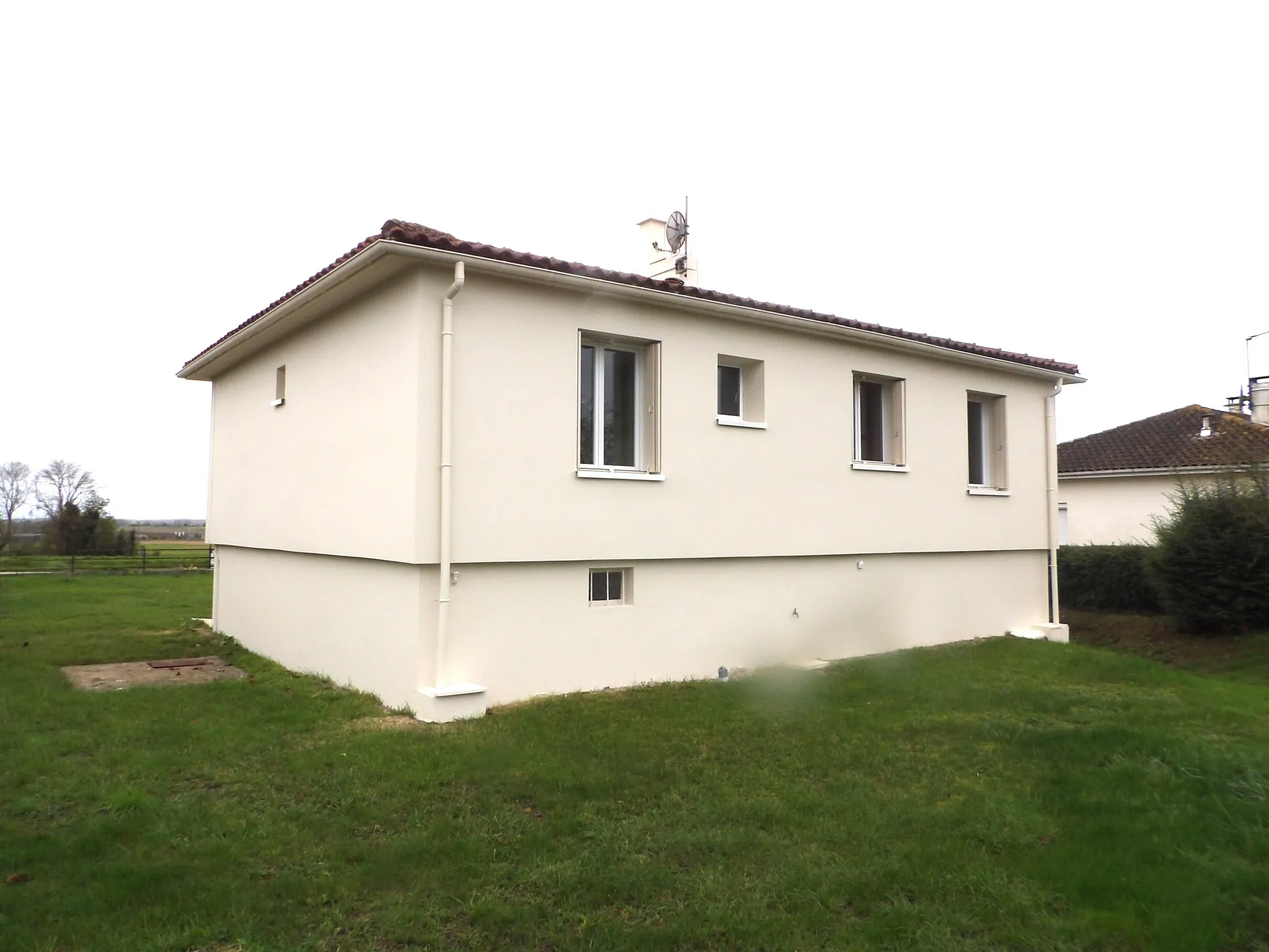 Pavillon sur sous-sol avec grand jardin à Saint-Savinien 