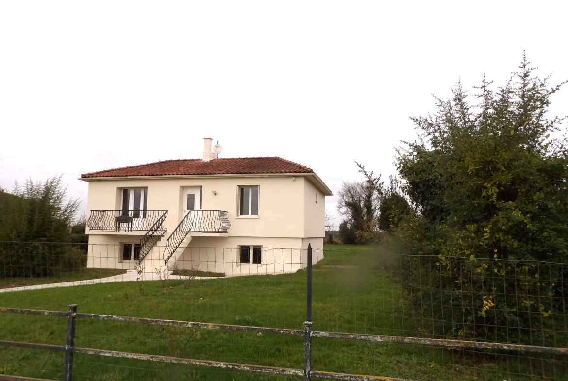 Pavillon sur sous-sol avec grand jardin à Saint-Savinien 