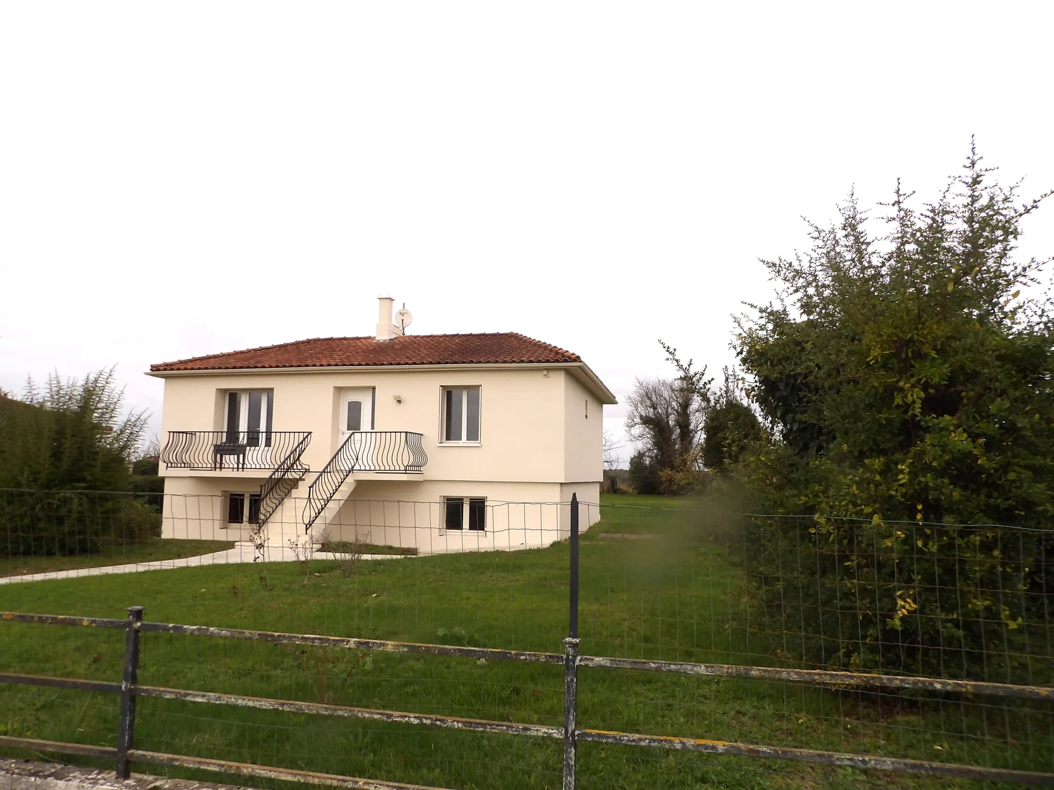 Pavillon sur sous-sol avec grand jardin à Saint-Savinien 