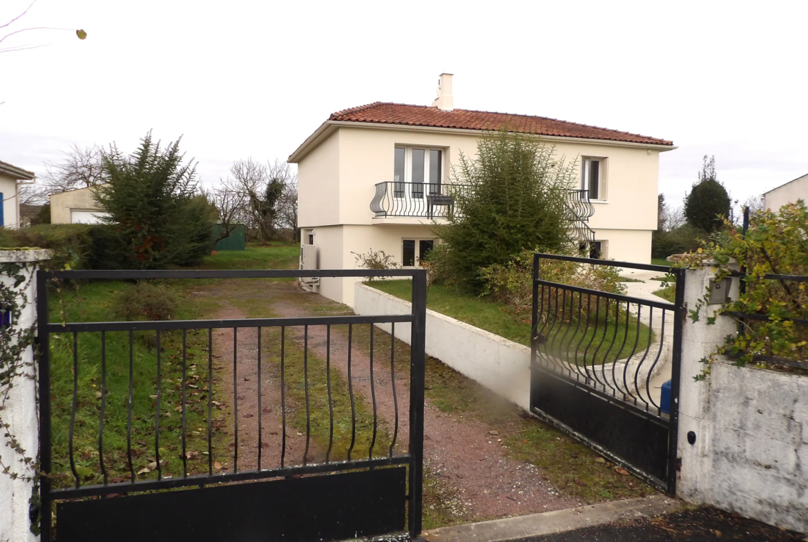 Pavillon sur sous-sol avec grand jardin à Saint-Savinien 