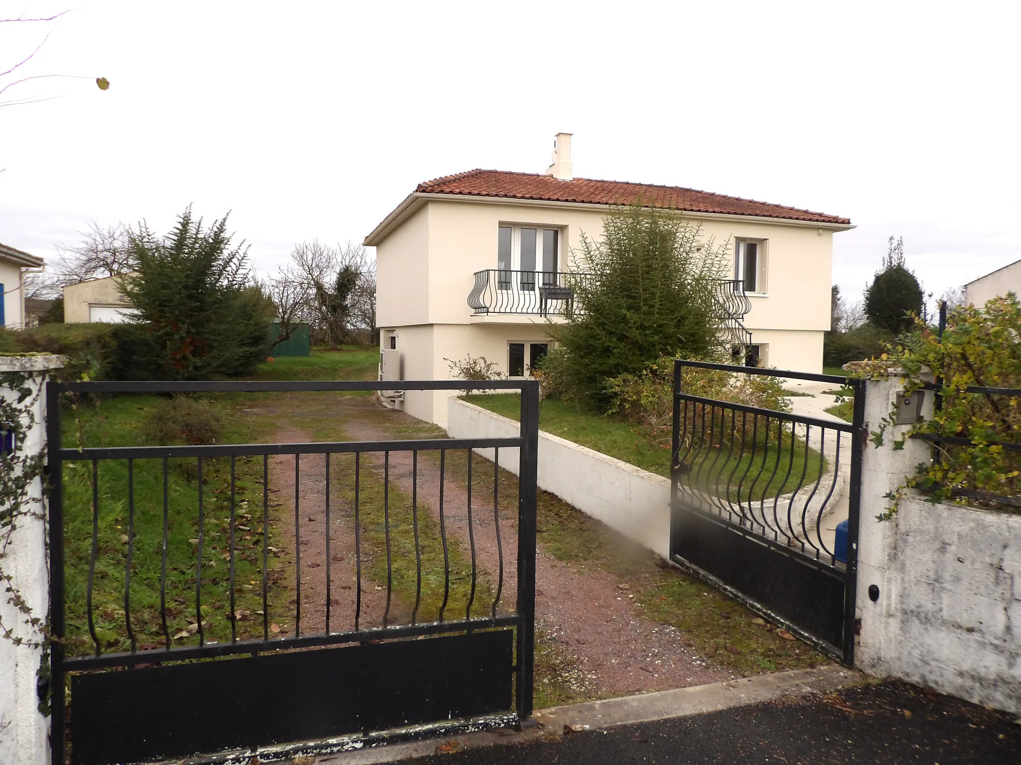 Pavillon sur sous-sol avec grand jardin à Saint-Savinien 