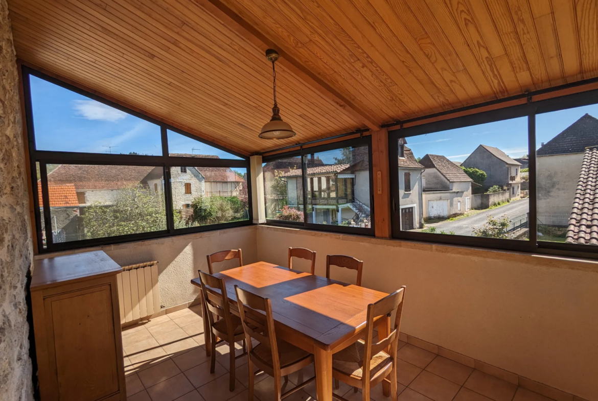 Maison de village en pierre avec double garage à Puybrun 