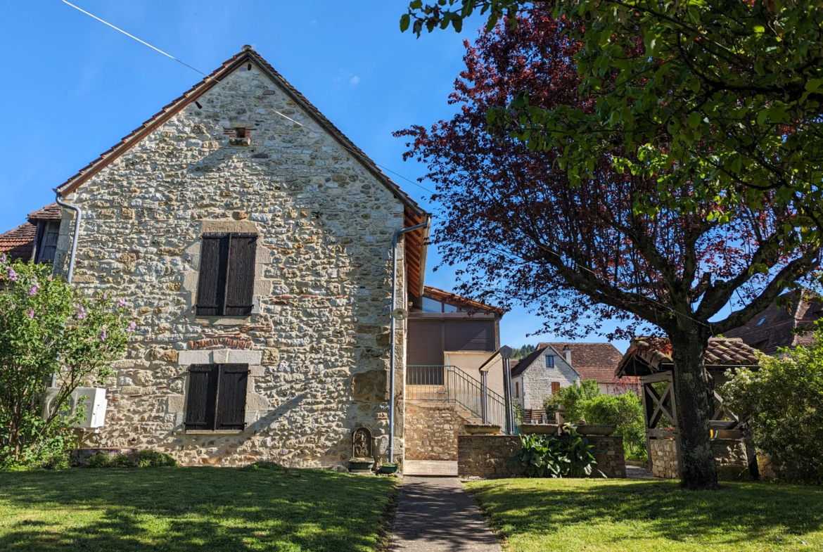 Maison de village en pierre avec double garage à Puybrun 