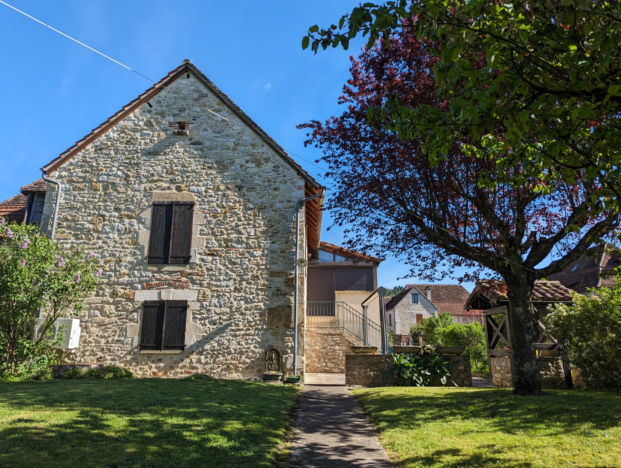 Maison de village en pierre avec double garage à Puybrun 