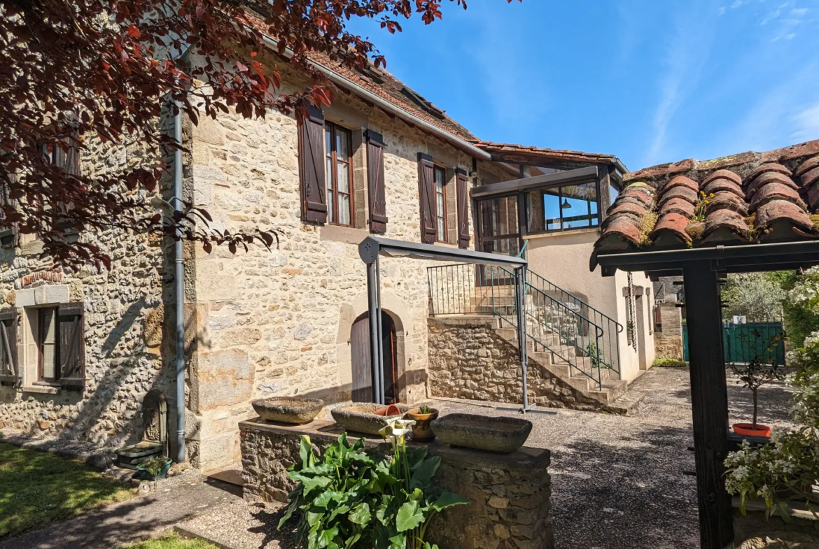 Maison de village en pierre avec double garage à Puybrun 