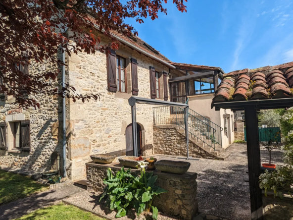 Maison de village en pierre avec double garage à Puybrun