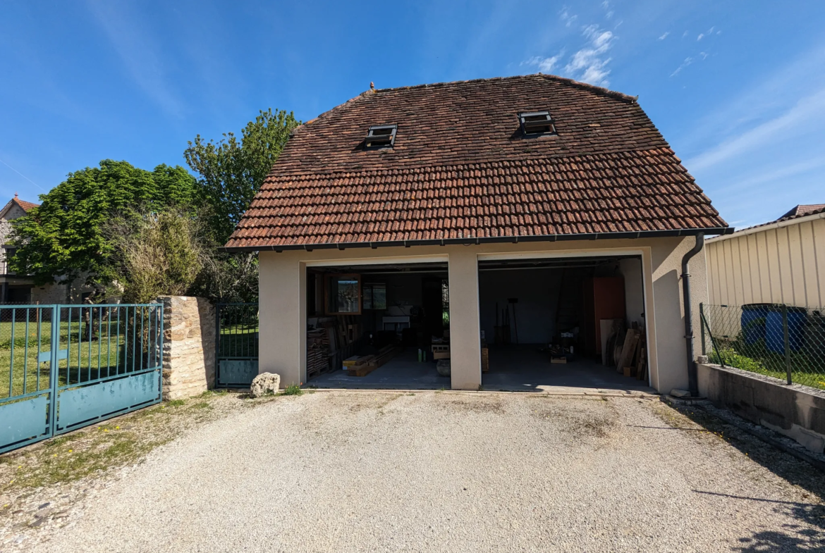 Maison de village en pierre avec double garage à Puybrun 