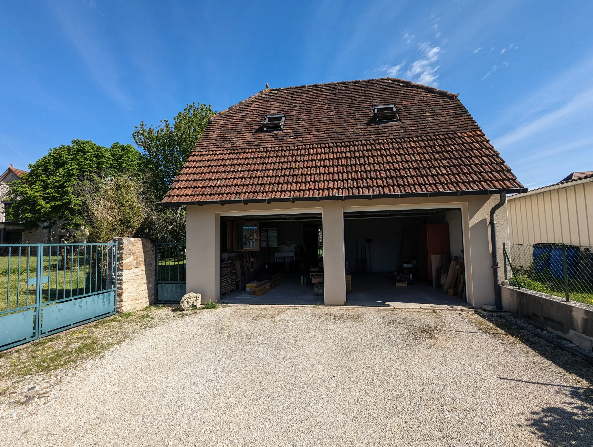 Maison de village en pierre avec double garage à Puybrun 