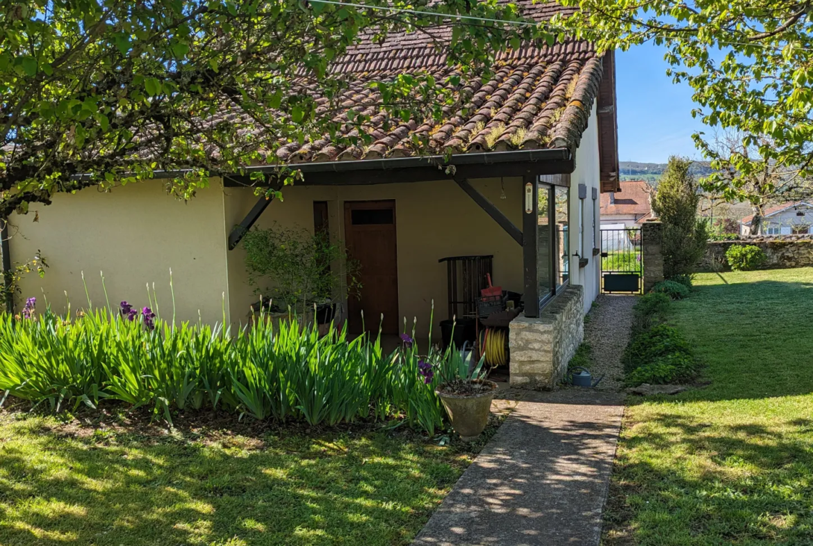 Maison de village en pierre avec double garage à Puybrun 