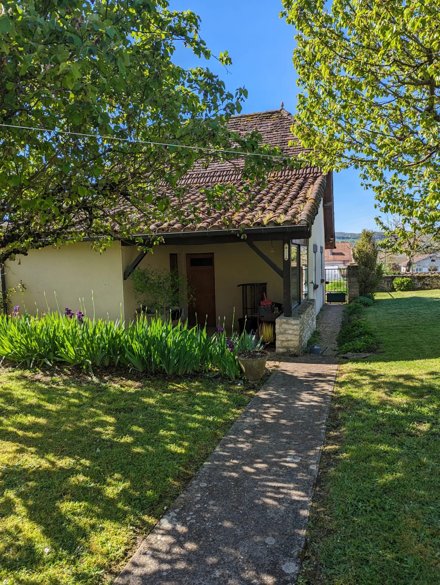 Maison de village en pierre avec double garage à Puybrun 