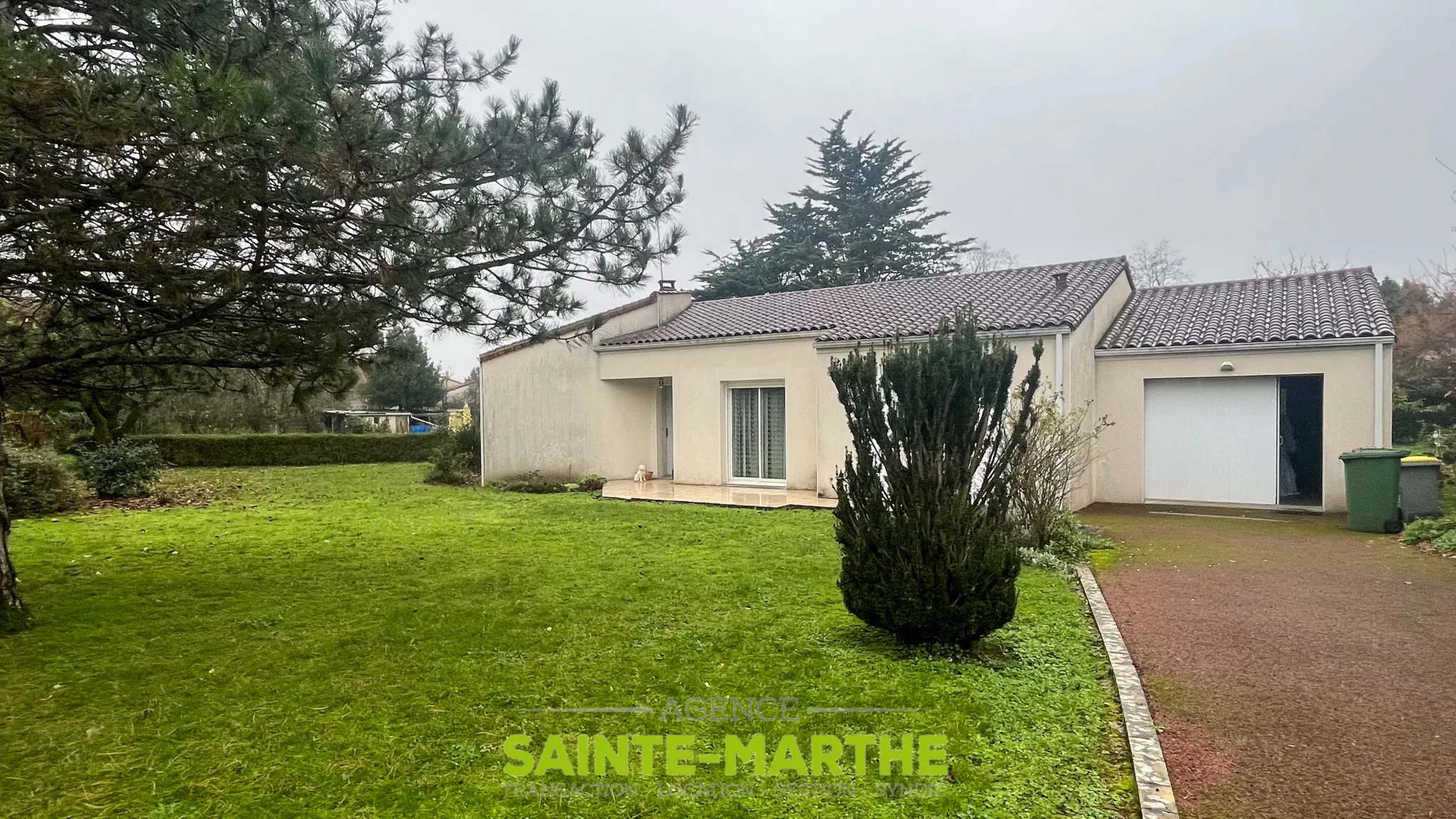 Vente d'un pavillon de plain-pied à Niort avec 3 chambres et garage 