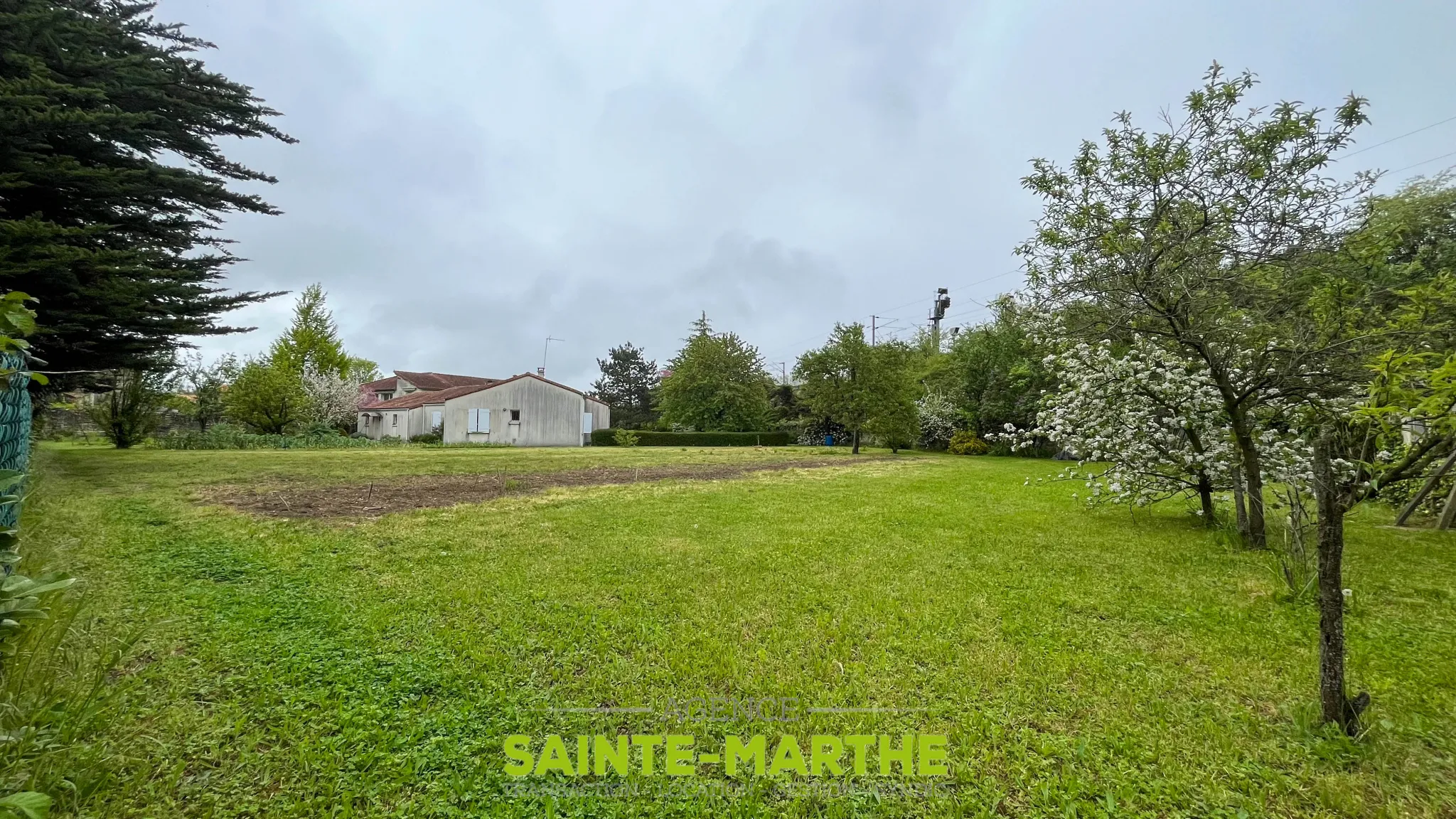 Vente d'un pavillon de plain-pied à Niort avec 3 chambres et garage 