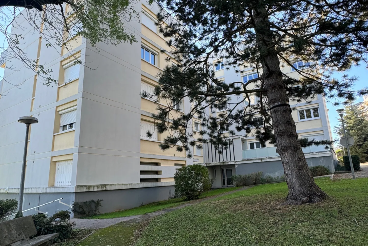 À vendre : Appartement F4 lumineux à Saint-Étienne, dernier étage avec balcon et garage 