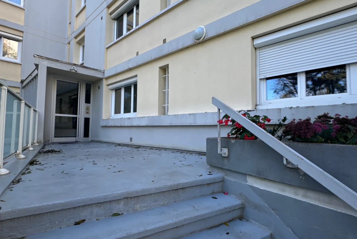 À vendre : Appartement F4 lumineux à Saint-Étienne, dernier étage avec balcon et garage 