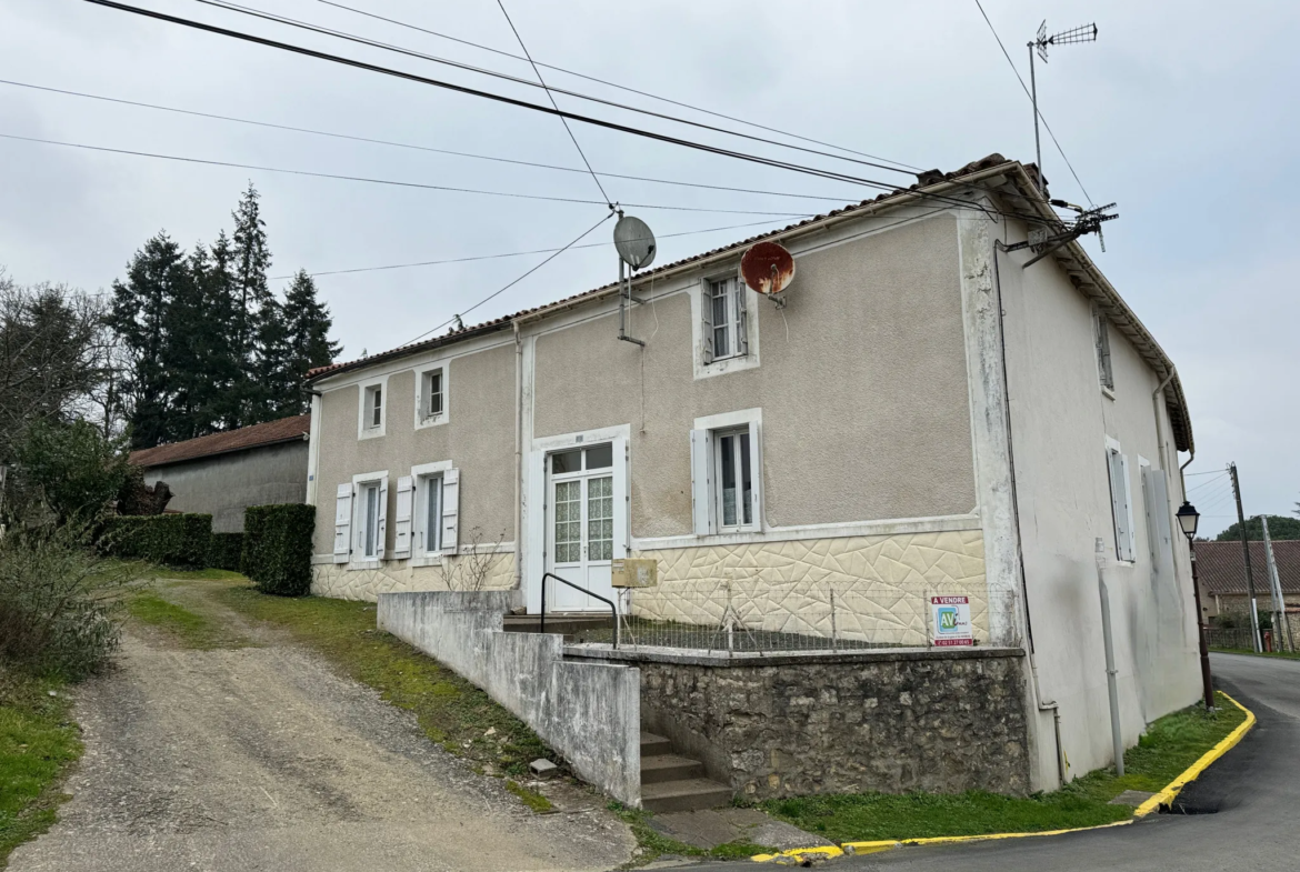 Maison en pierres avec fort potentiel à rénover à La Caillère-Saint-Hilaire 