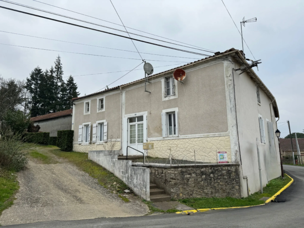 Maison en pierres avec fort potentiel à rénover à La Caillère-Saint-Hilaire