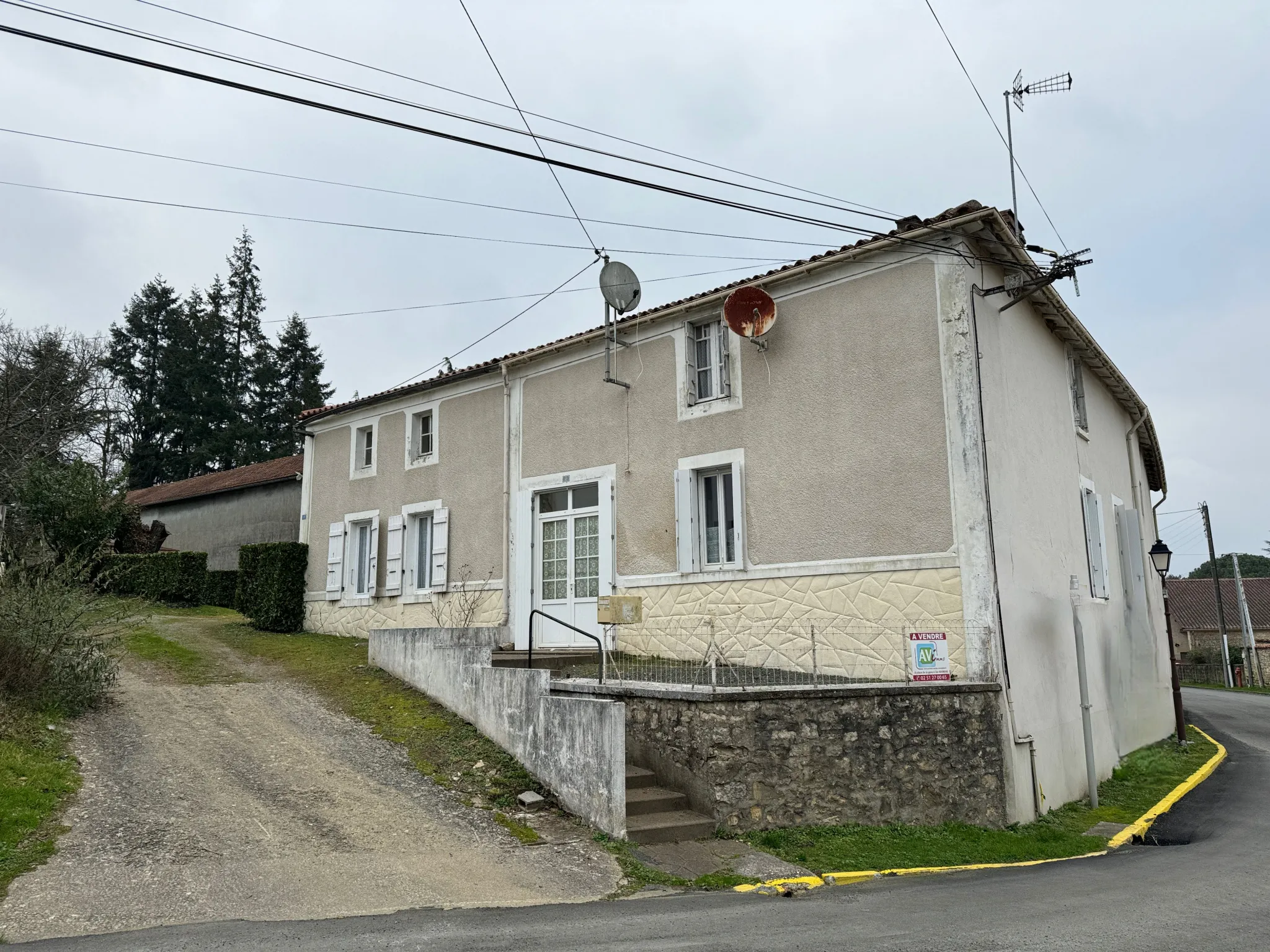 Maison en pierres avec fort potentiel à rénover à La Caillère-Saint-Hilaire 