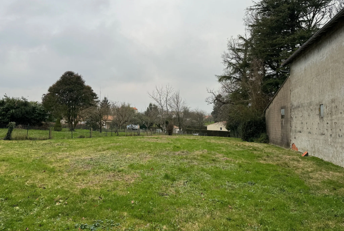 Maison en pierres avec fort potentiel à rénover à La Caillère-Saint-Hilaire 