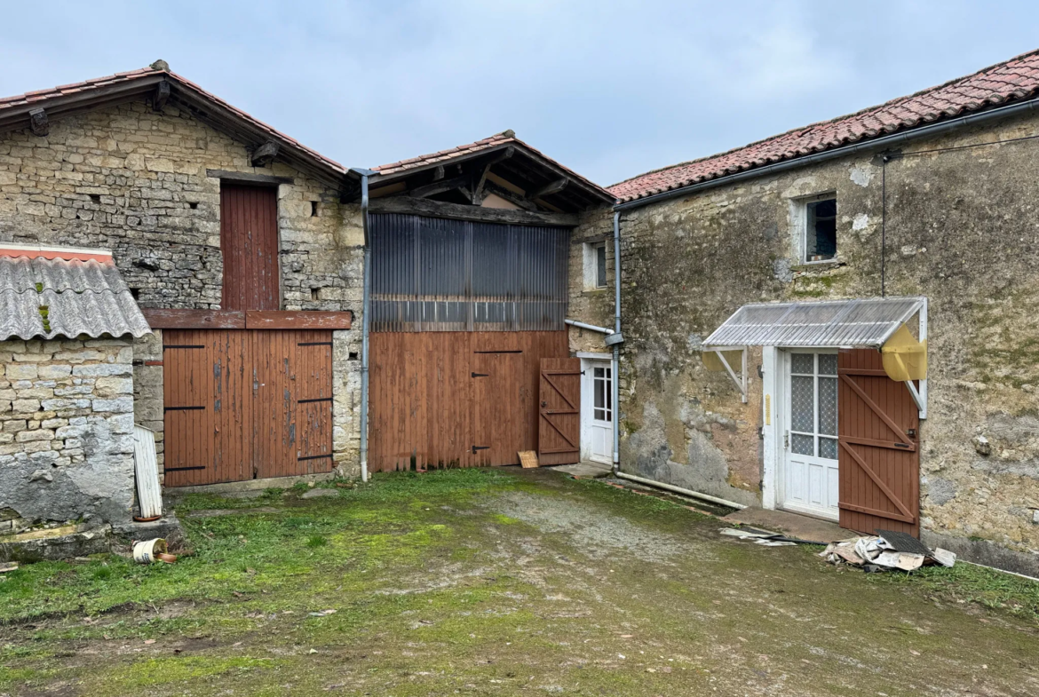 Maison en pierres avec fort potentiel à rénover à La Caillère-Saint-Hilaire 