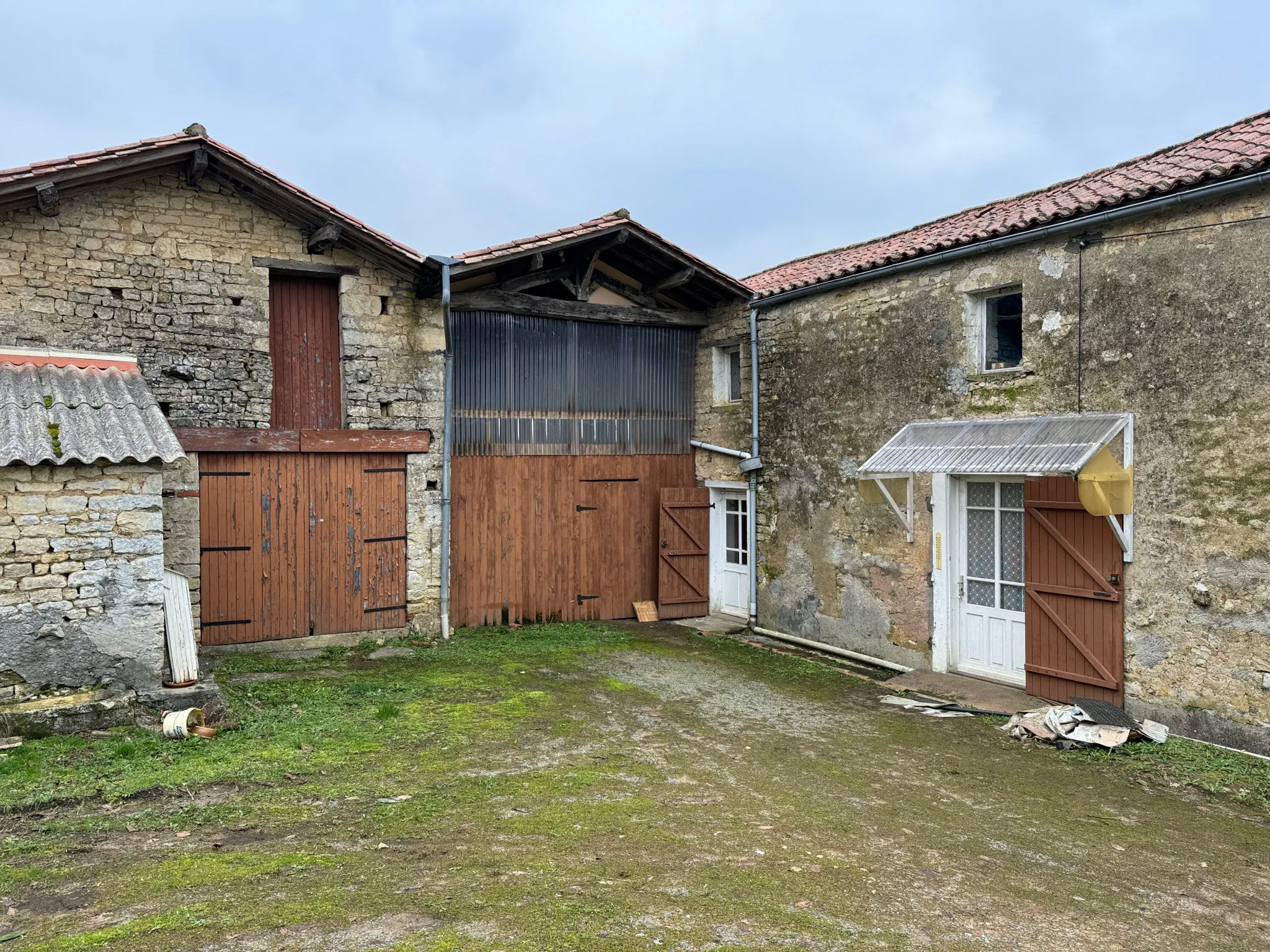 Maison en pierres avec fort potentiel à rénover à La Caillère-Saint-Hilaire 