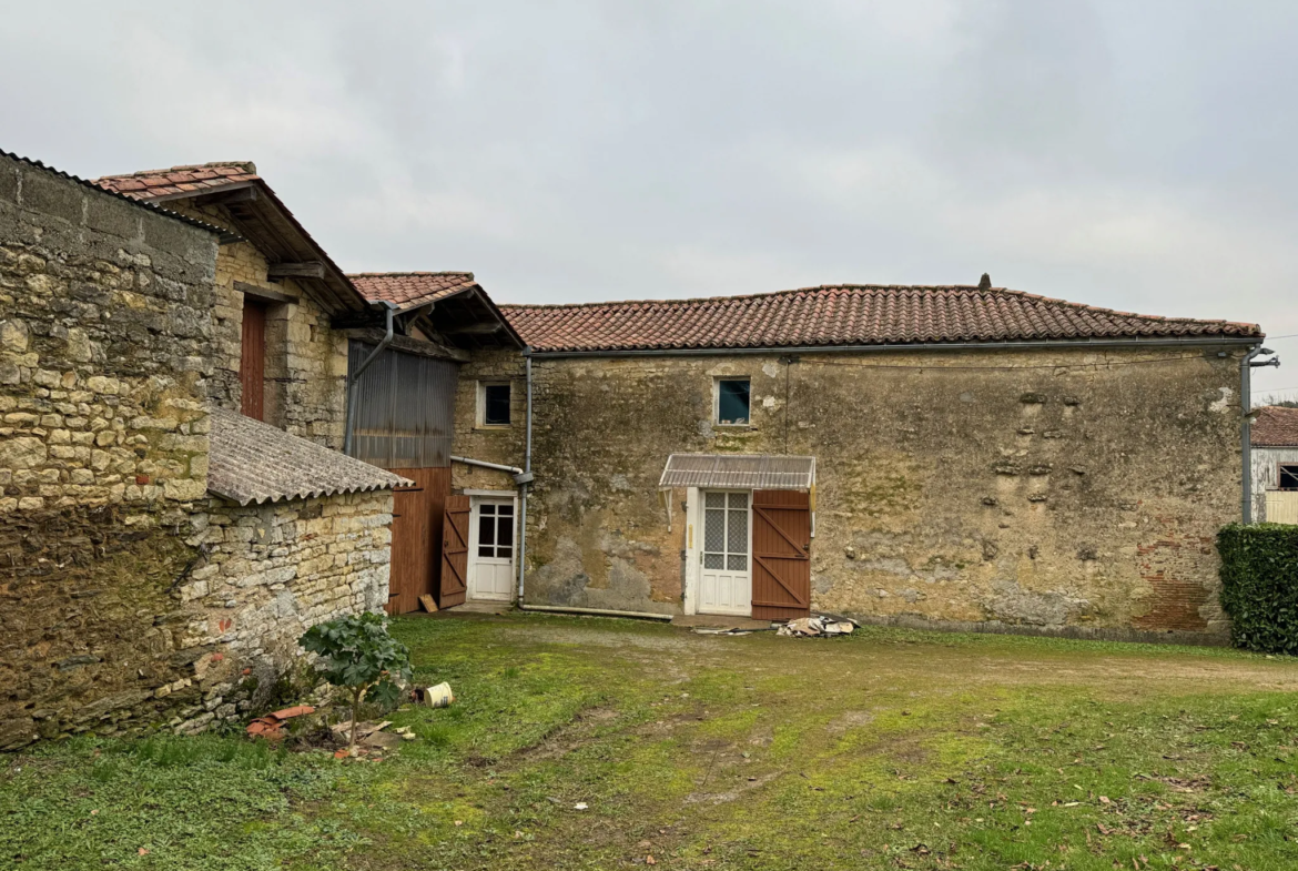 Maison en pierres avec fort potentiel à rénover à La Caillère-Saint-Hilaire 