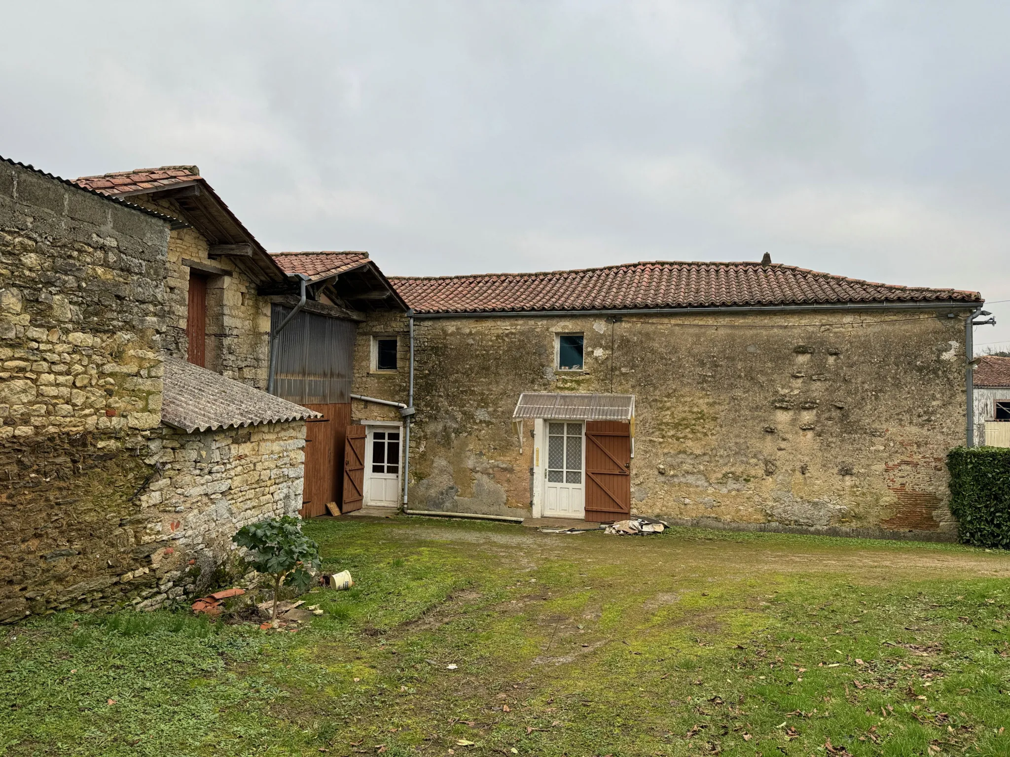 Maison en pierres avec fort potentiel à rénover à La Caillère-Saint-Hilaire 