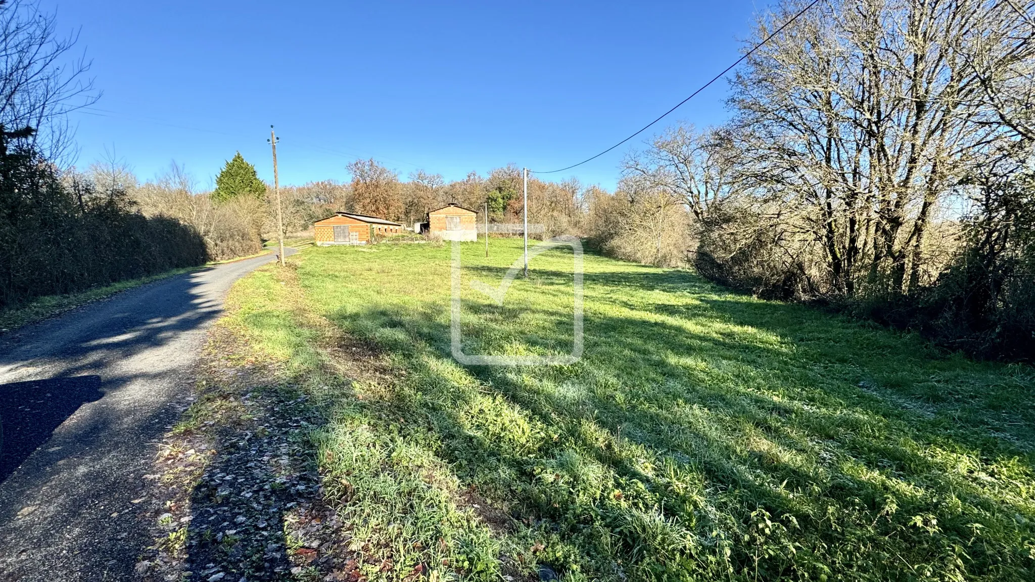 Transformez ces deux bâtis en votre rêve sur 4380 m² à St Aubin de Nabirat 