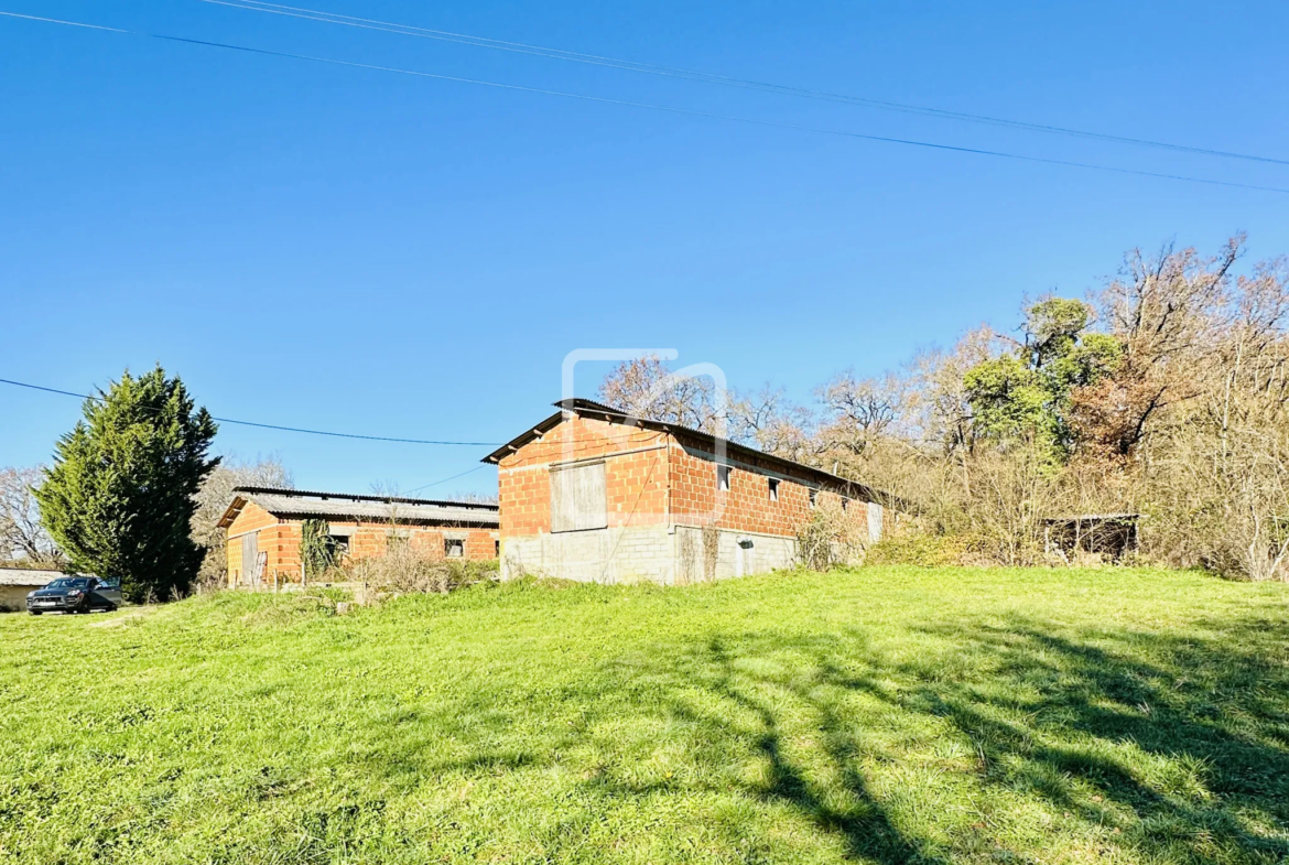 Transformez ces deux bâtis en votre rêve sur 4380 m² à St Aubin de Nabirat 