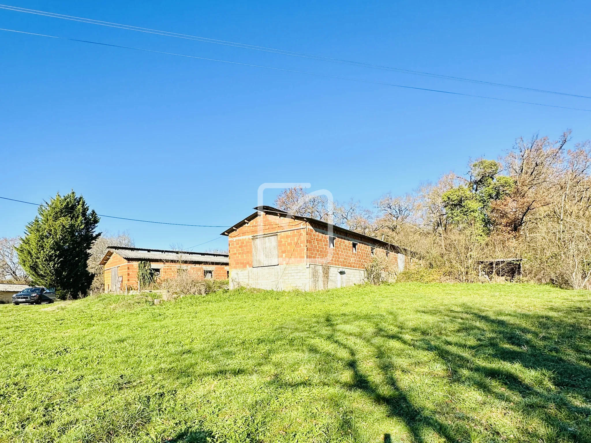 Transformez ces deux bâtis en votre rêve sur 4380 m² à St Aubin de Nabirat 