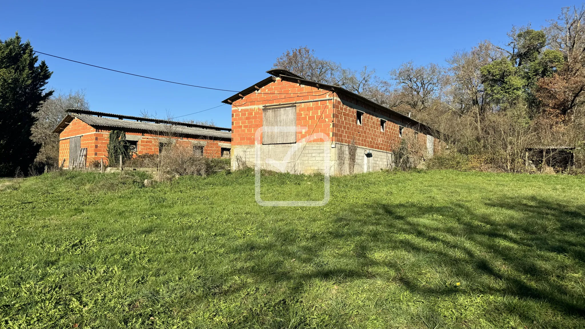 Transformez ces deux bâtis en votre rêve sur 4380 m² à St Aubin de Nabirat 