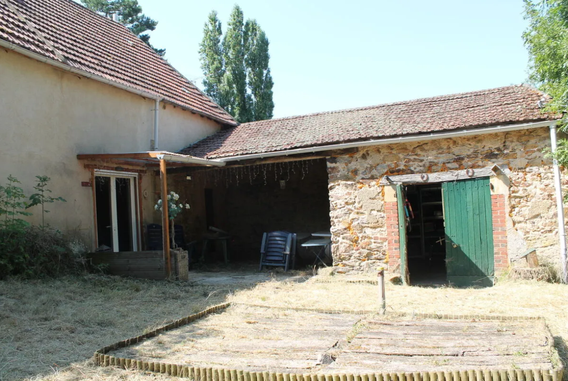 Maison de village à Saint Desiré sur terrain de 2500 m2 à rénover 