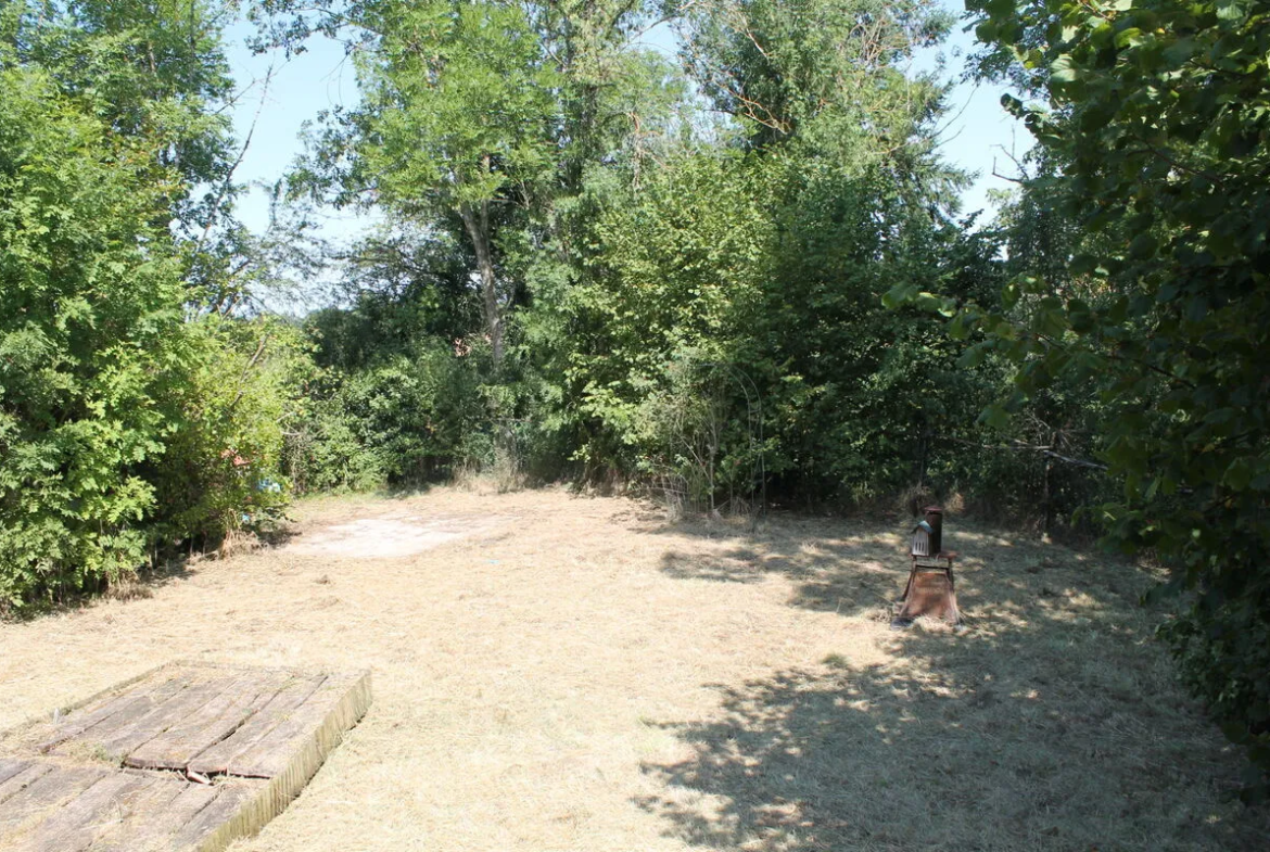 Maison de village à Saint Desiré sur terrain de 2500 m2 à rénover 