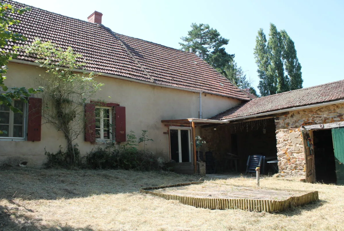 Maison de village à Saint Desiré sur terrain de 2500 m2 à rénover 