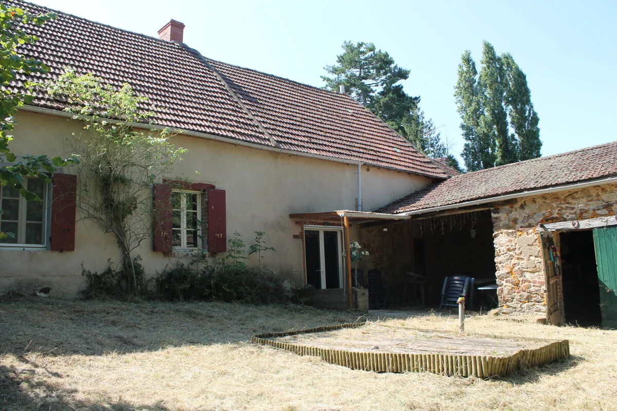 Maison de village à Saint Desiré sur terrain de 2500 m2 à rénover 