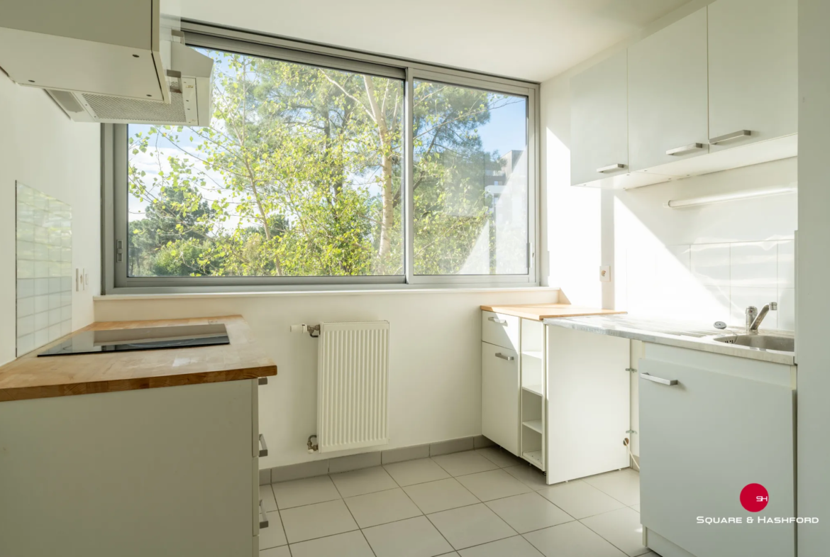 Appartement lumineux 3 pièces avec loggia et parking à Bordeaux 