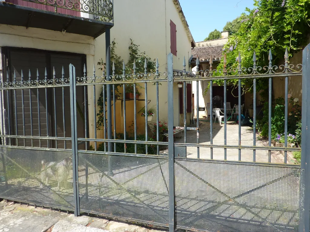 Maison spacieuse à Lacapelle-Biron - 4 chambres, cour et dépendance 