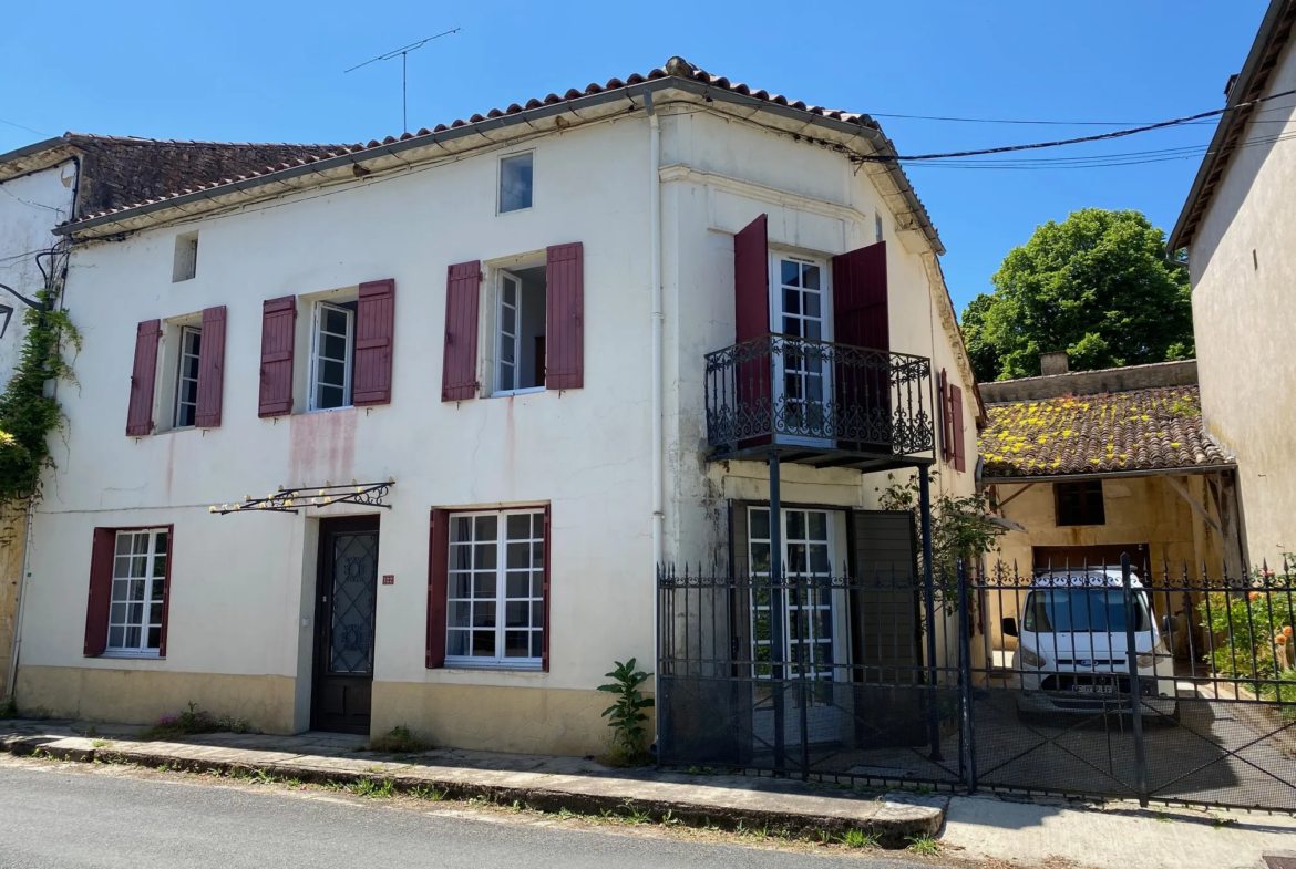 Maison spacieuse à Lacapelle-Biron - 4 chambres, cour et dépendance 