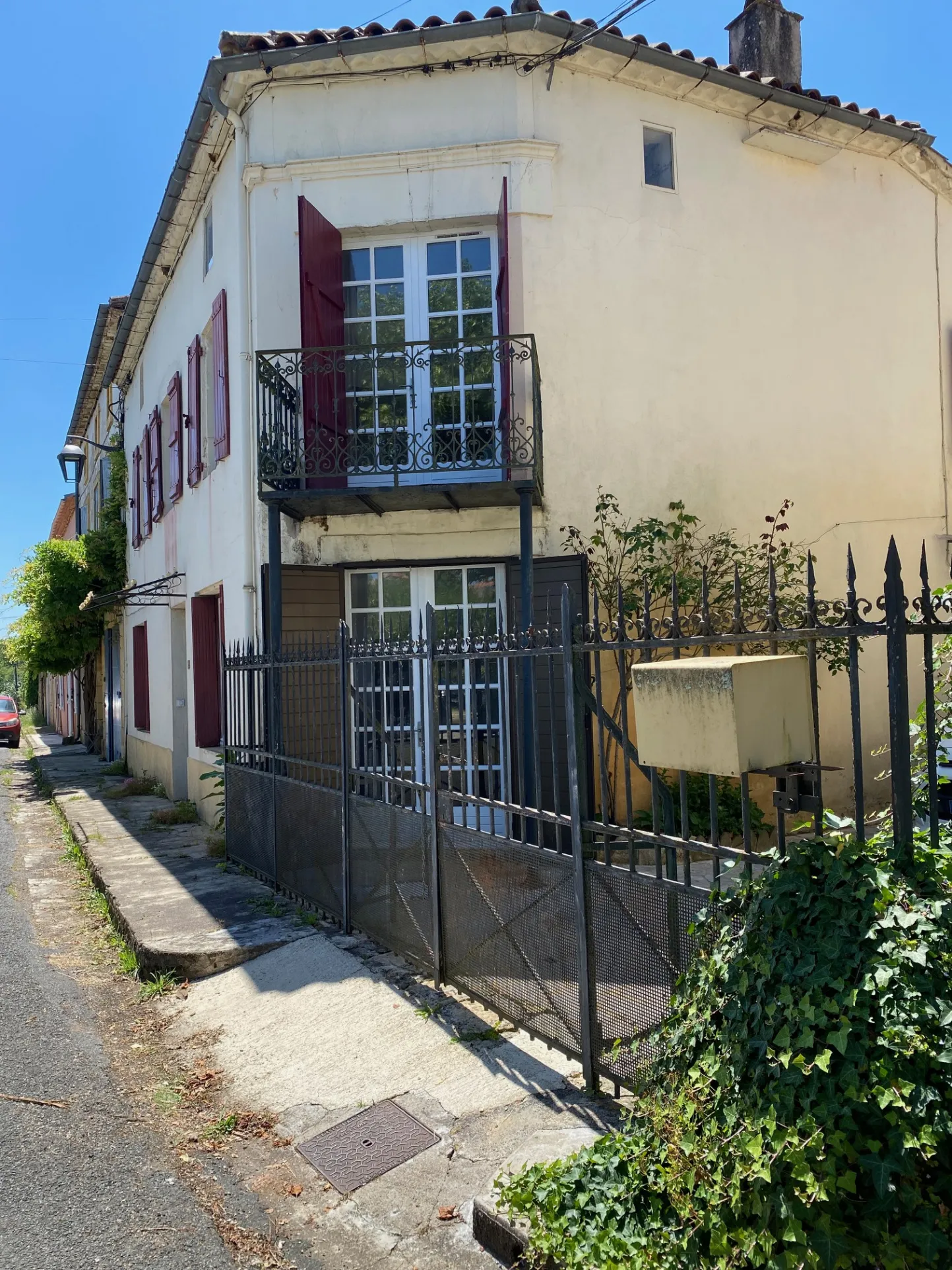 Maison spacieuse à Lacapelle-Biron - 4 chambres, cour et dépendance 