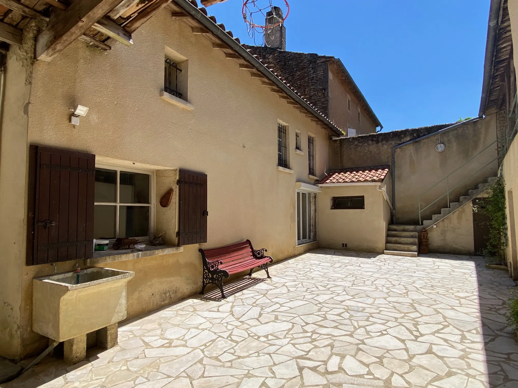 Maison spacieuse à Lacapelle-Biron - 4 chambres, cour et dépendance 