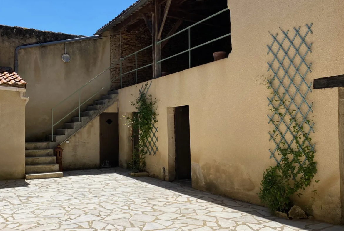 Maison spacieuse à Lacapelle-Biron - 4 chambres, cour et dépendance 