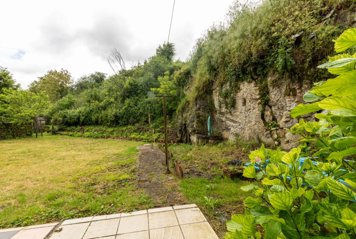 Maison à rénover à Saint-Savinien avec jardin et garage 