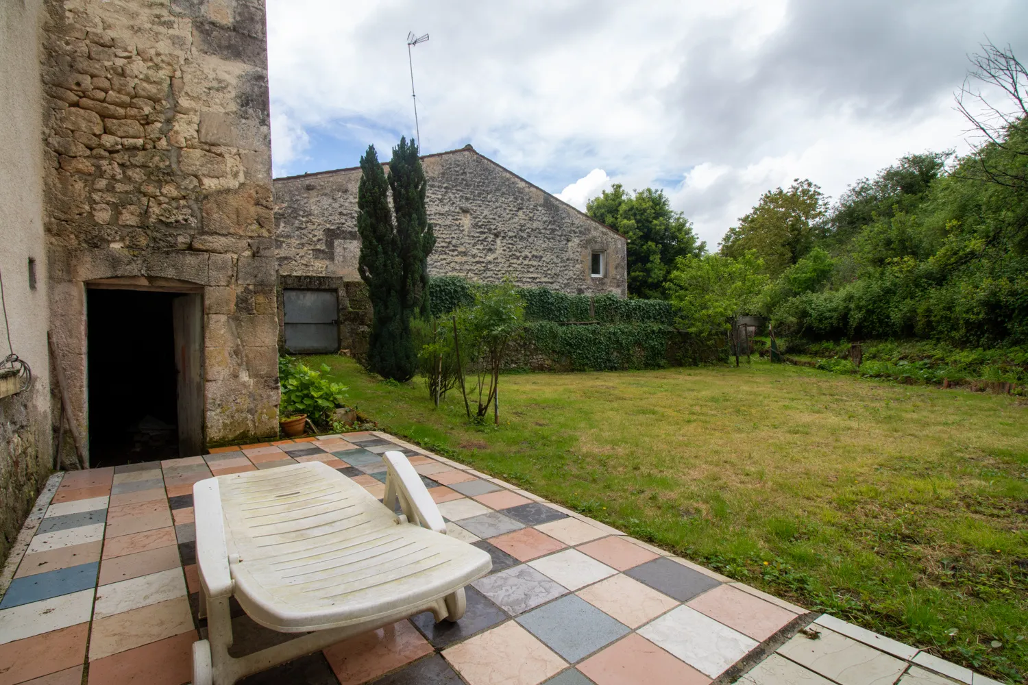 Maison à rénover à Saint-Savinien avec jardin et garage 