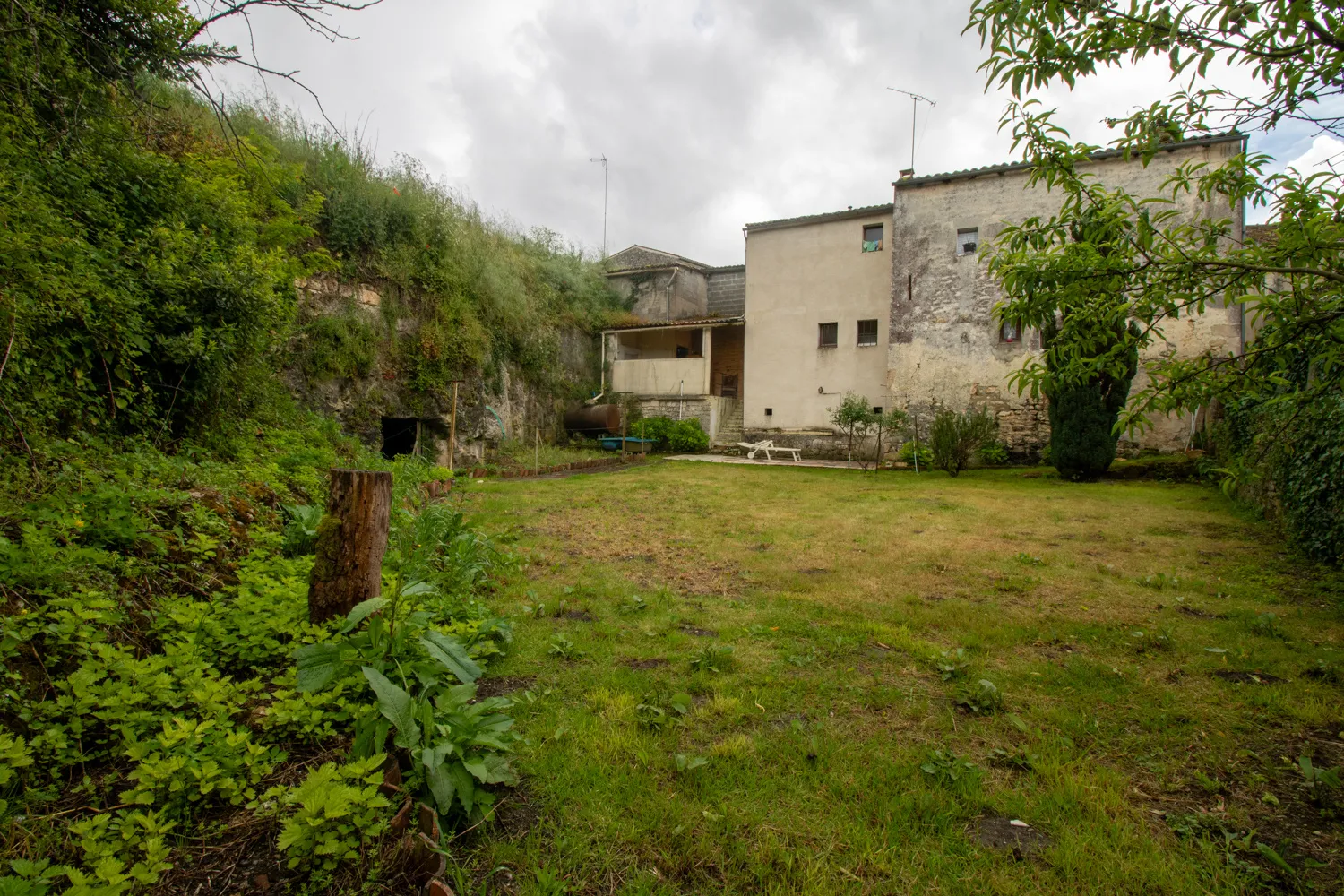 Maison à rénover à Saint-Savinien avec jardin et garage 